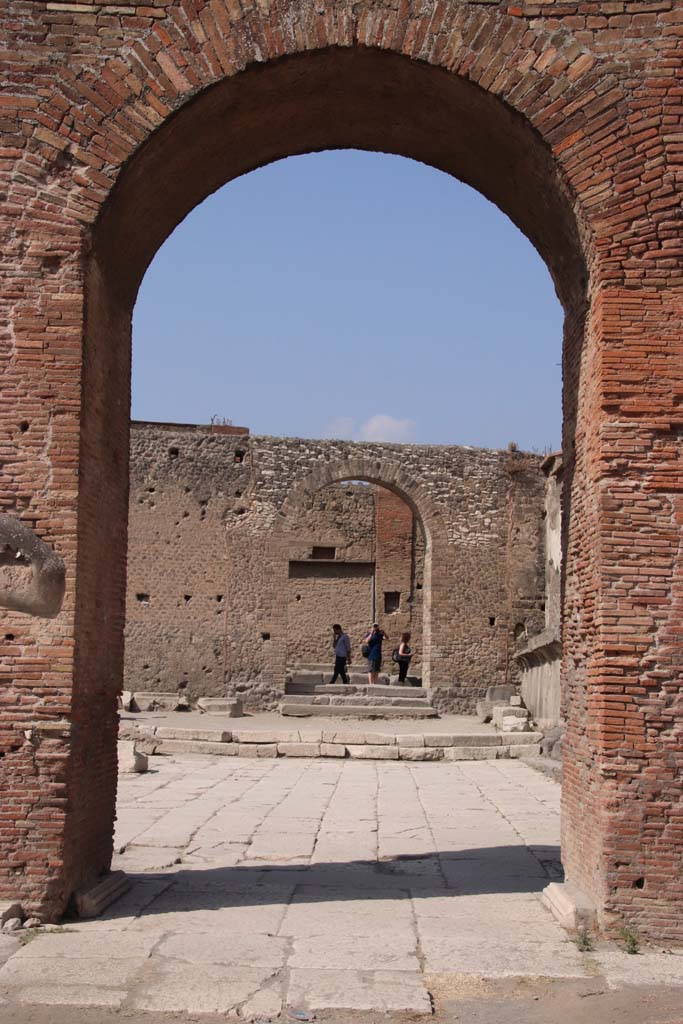 Arch of Augustus. September 2019. 
Looking north to the arched entrance leading into Vicolo dei Soprastanti, from the north-west corner of the Forum.
Photo courtesy of Klaus Heese.
