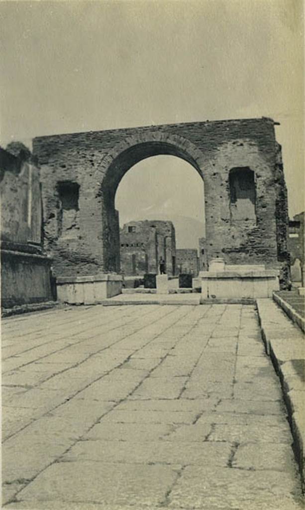 Arch at north-east end of the Forum. 1953. Looking north along the east side of the Forum to the arch.