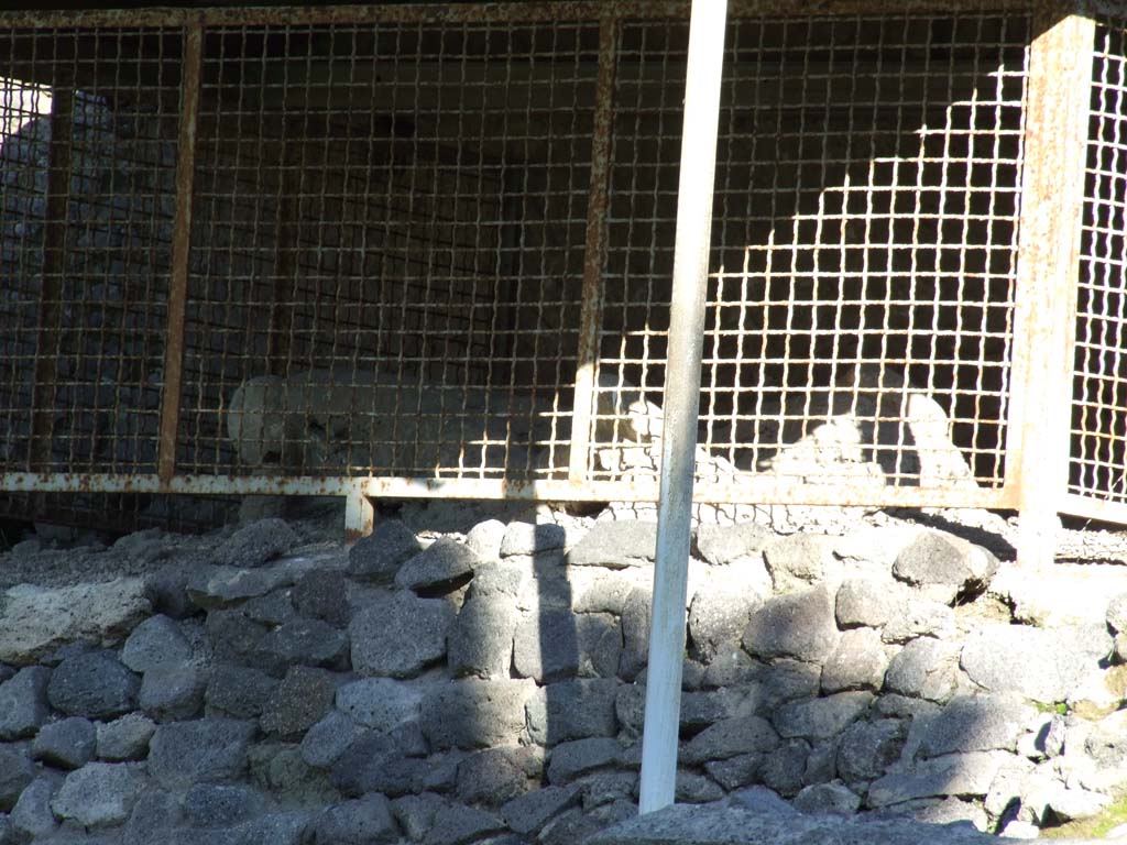 North-west side of Pompeii Via delle Tombe, upper area with plaster cast of victim 30. December 2006.