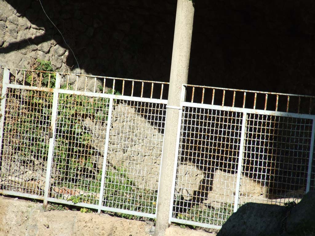 Area on north-west side of Via delle Tombe, near Porta Nocera. December 2006. Lower area with casts of victims 31, 32 and 33.