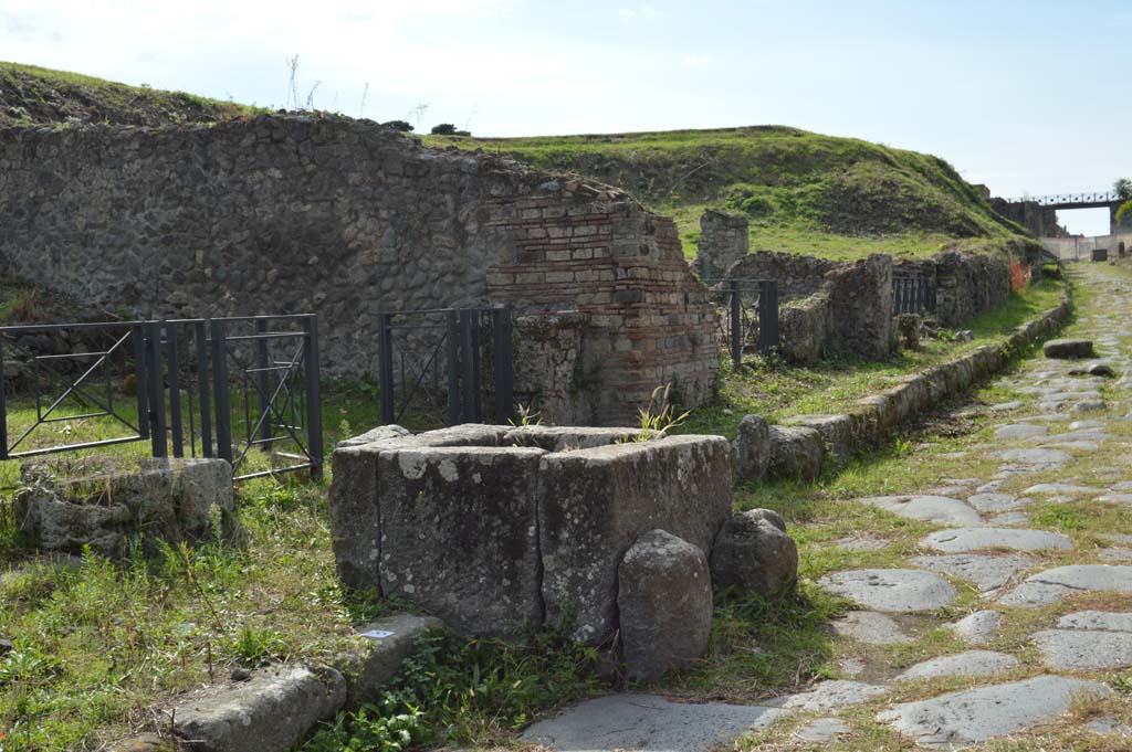 Fountain III.11.1 Pompeii. October 2018. Fountain and altar on Via di Nola.
Foto Taylor Lauritsen, ERC Grant 681269 DÉCOR.
