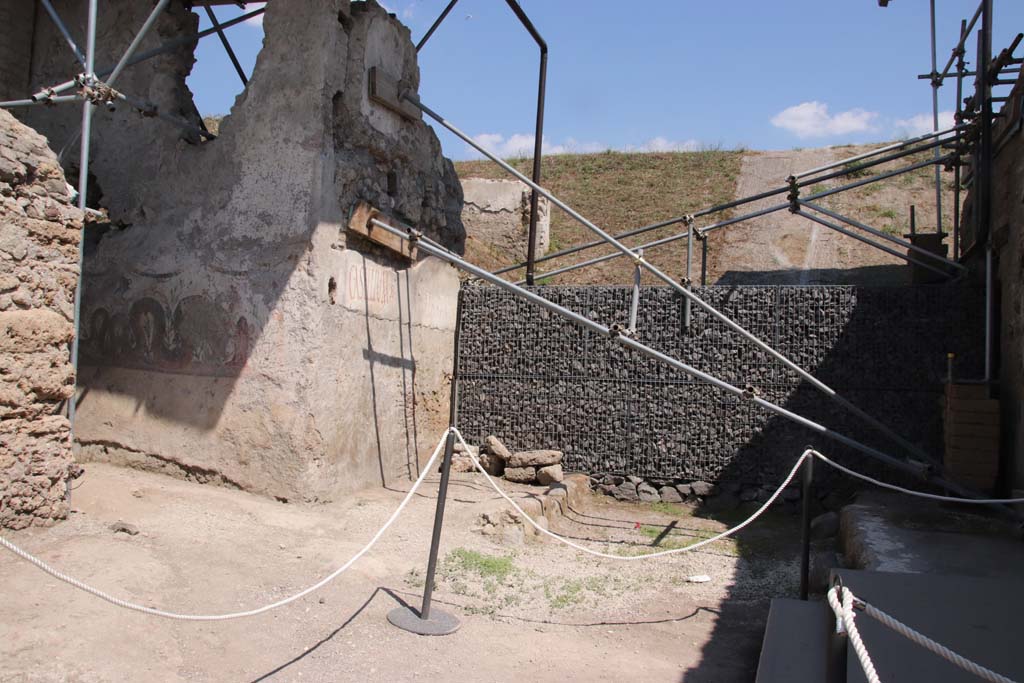 V.8, Pompeii, on left. On the right is V.3. September 2021. 
Looking east from junction with Vicolo dei Balconi, towards blocked continuation of Vicolo delle Nozze d’Argento. Photo courtesy of Klaus Heese.
