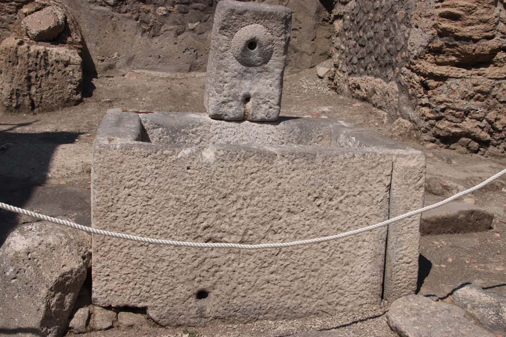 Fountain at V.8, Pompeii. September 2021. 
Looking north to fountain on north side of Vicolo delle Nozze d'Argento. Photo courtesy of Klaus Heese.
