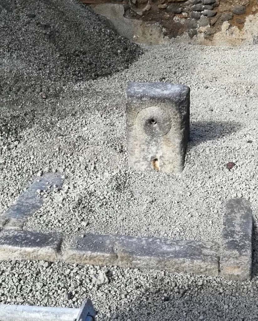 Pompeii Fountain at V.8 during excavation.

Fontana di Pompei a V.8 durante lo scavo.

Photograph © Parco Archeologico di Pompei.
