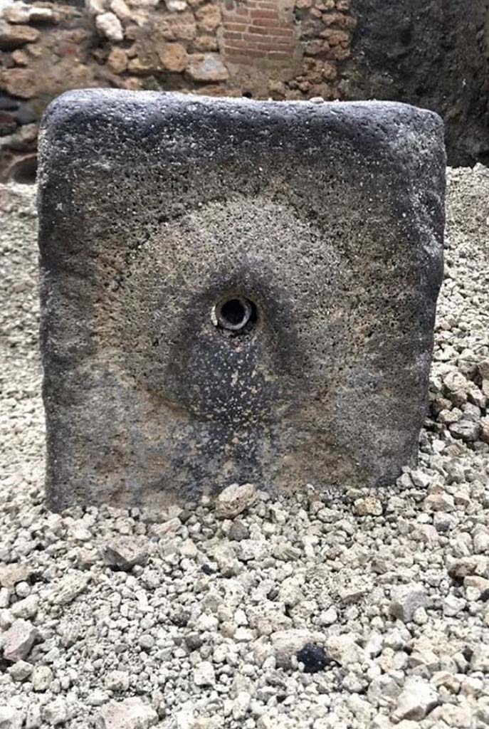 Pompeii Fountain at V.8 during excavation, showing crescent shaped fountain relief.

Fontana di Pompei a V.8 durante lo scavo, mostrando rilievo fontana a forma di mezzaluna.

Photograph © Parco Archeologico di Pompei.
