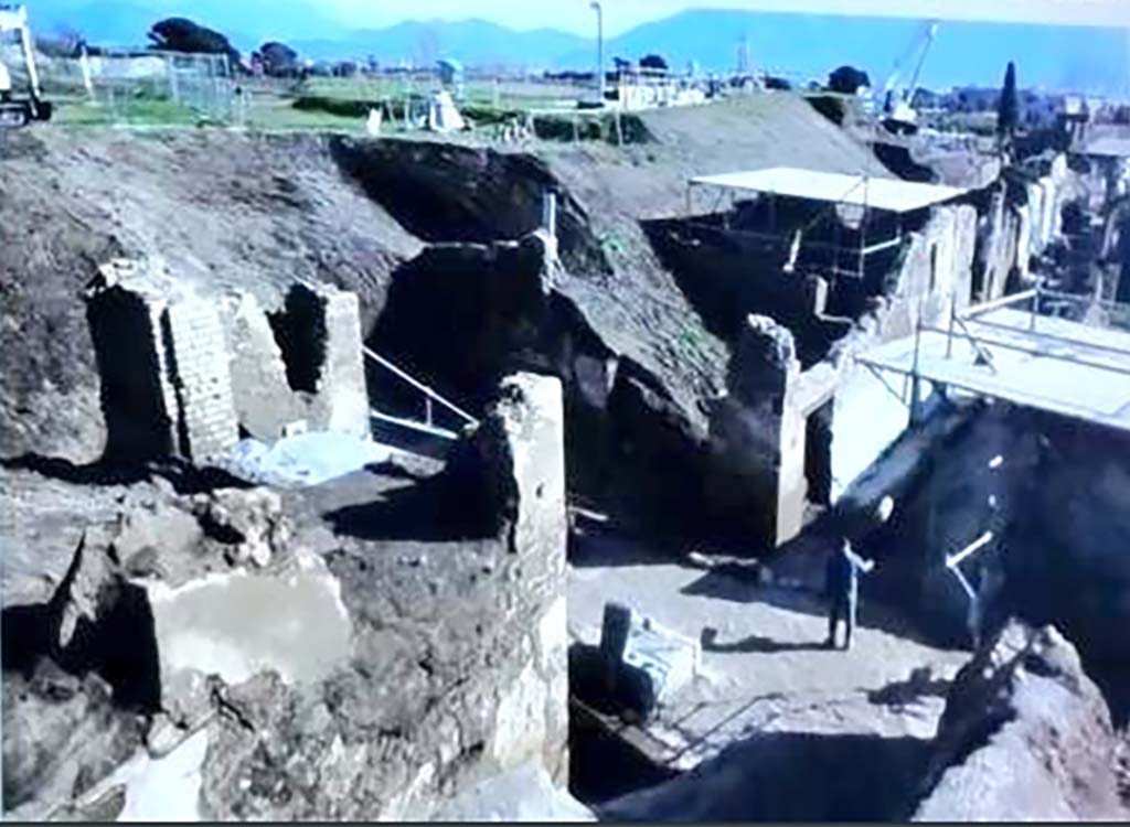 Pompeii V.8. Quadrivio (left) with extension of Vicolo delle Nozze d’Argento, water tower, well/cistern (not visible) and fountain. 
Pompei V.8. Quadrivio (a sinistra) con estensione di Vicolo delle Nozze d'Argento, torre d'acqua, pozzo/cisterna (non visibile) e fontana.
Photograph © Parco Archeologico di Pompei.
