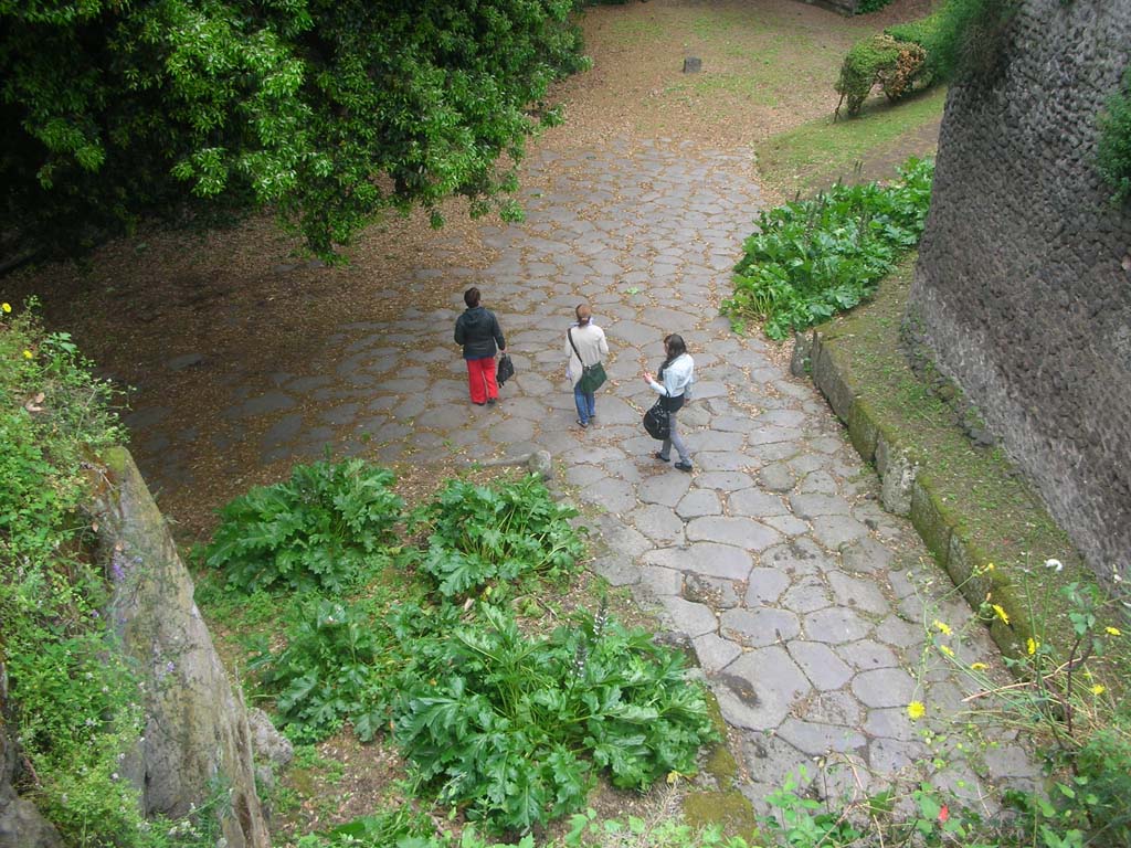 Nola Gate, Pompeii. May 2010. Looking south-east at east end of gate, from upper north wall. Photo courtesy of Ivo van der Graaff.
According to Van der Graaff –
“The Porta Nola and its adjacent bastion in opus incertum has been featured frequently in early prints and illustrations (see Fig. 5.4). 
Today, all of the opus incertum masonry is completely bare. 
However, the majority of authors depict the remnants of a smooth plaster coating covering the masonry.
None of them indicates any additional colours on the surface or further First Style embellishments such as imitative ashlar blocks (Note 48).
Mazois, who as an architect and royal draftsman under Murat faithfully reproduced the ruins, also details the presence of a secondary coat of plaster, suggesting a refurbishment of the decorative scheme.”
See Van der Graaff, I. (2018). The Fortifications of Pompeii and Ancient Italy. Routledge, (p.119-120).
