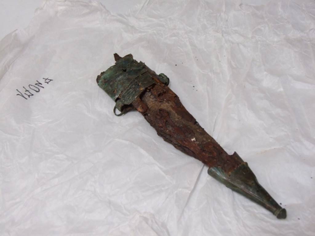 Nola Gate, Pompeii, March 2009. View from left.
Large iron knife in a wooden sheath with bronze at the top and bottom. SAP inventory number 17047.
Found near Porta Nola in 1976.

