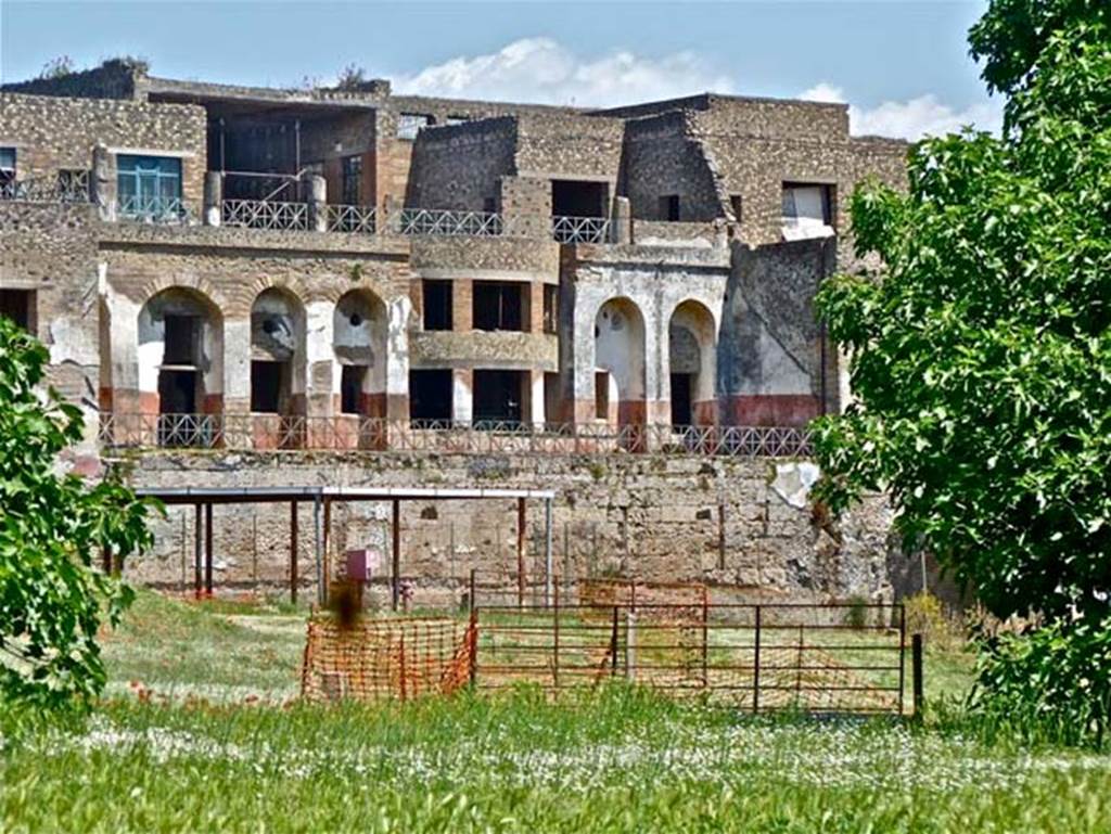 Porta Occidentalis or Western Gate. Site of gate. May 2011. Looking east across garden area at rear of House of Fabius Rufus.
Porta Occidentalis o Porta Ovest. Sito della Porta. maggio 2011. Guardando ad est attraverso l'area del giardino sul retro di Casa di Fabio Rufo.
Photo courtesy of Michael Binns.
