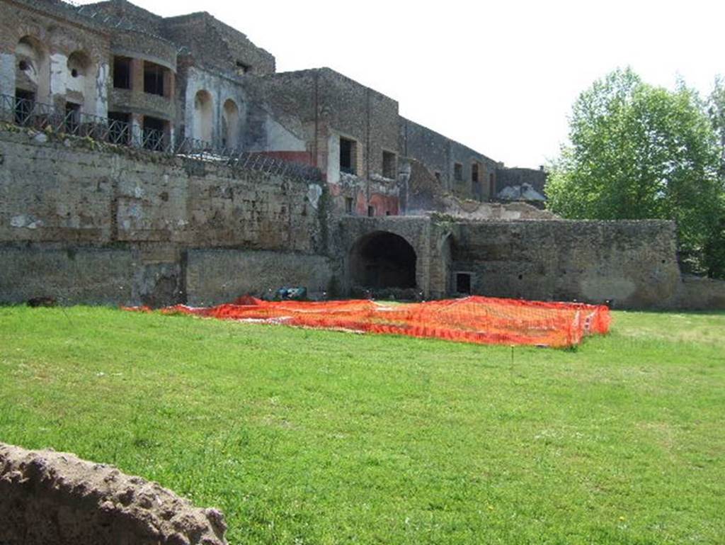 Porta Occidentalis or Western Gate. Site of gate. May 2006. 
Looking south across large garden on ground level, on the north side of other smaller lower level garden behind wall.
Porta Occidentalis o Porta Ovest. Sito della Porta. Maggio 2006. 
Guardando a sud attraverso il grande giardino al piano terra, sul lato nord di altri pi piccolo giardino di livello inferiore dietro la parete.
