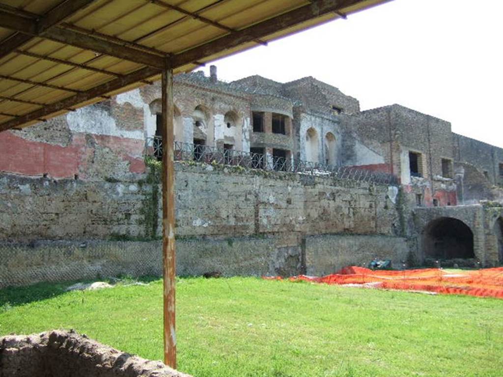 Porta Occidentalis or Western Gate. Site of gate. May 2006. Garden looking towards rear of House of Fabius Rufus. 
According to Jashemski, the gardens at the rear of the house were reached from the house by stairways cut in the city wall.
See Jashemski, W. F., 1993. The Gardens of Pompeii, Volume II: Appendices. New York: Caratzas. (p.202-4, A and D)

Porta Occidentalis o Porta Ovest. Sito della Porta. maggio 2006. Giardino che guarda verso la parte posteriore della Casa di Fabio Rufo.
Secondo Jashemski, i giardini sul retro della casa sono stati raggiunti dalla casa da scale tagliate nelle mura della citt.
Vedi Jashemski, W. F., 1993. The Gardens of Pompeii, Volume II: Appendices. New York: Caratzas. (p.202-4, A e D)
