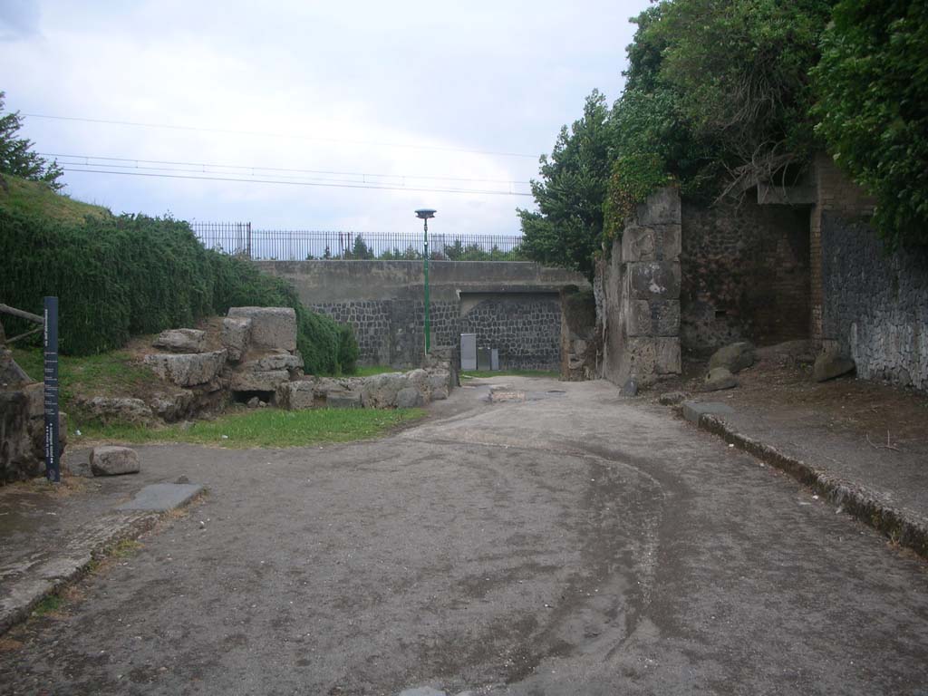 Porta di Sarno or Sarnus Gate. May 2010. Looking east from Via dell’Abbondanza. Photo courtesy of Ivo van der Graaff.