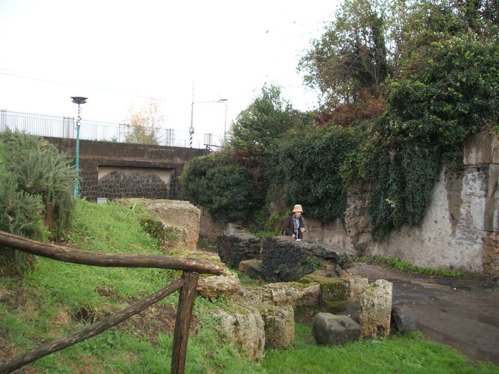 Porta di Sarno. December 2004. Gate in foreground with modern railway bridge at rear.