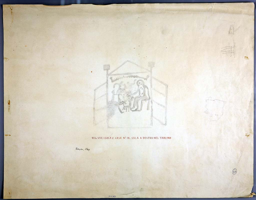 VIII.5.9 Pompeii. Room 5, anonymous drawing of painting seen on the west wall.
According to Bragantini in PPM, 
“in the small room (g) was found the lararium painting with figures sitting within an aedicula of which we can get a vague idea thanks to this anonymous reproduction, of the painting, that although not signed could certainly be attributed to Geremia Discanno.”
See Carratelli, G. P., 1990-2003. Pompei: Pitture e Mosaici: Vol. VIII.. Roma: Istituto della enciclopedia italiana, (p.571)
Now in Naples Archaeological Museum. Inventory number ADS 885.
Photo © ICCD. http://www.catalogo.beniculturali.it
Utilizzabili alle condizioni della licenza Attribuzione - Non commerciale - Condividi allo stesso modo 2.5 Italia (CC BY-NC-SA 2.5 IT)
