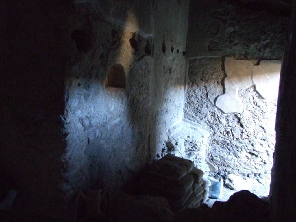 I.10.16 Pompeii. March 2009. L-shaped kitchen. Looking west, with niche in south wall.