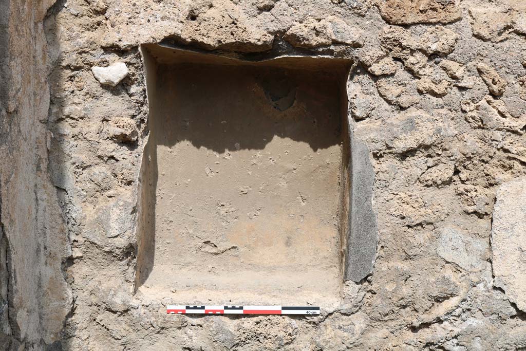 VI.10.13 Pompeii. December 2018. Detail of niche on north wall. Photo courtesy of Aude Durand.