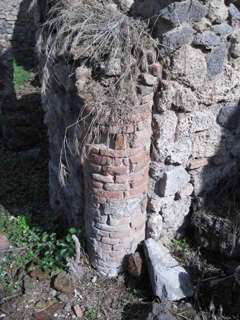 I.2.24 Pompeii. September 2010. Detail of corner brick column in east wall of small room. Photo courtesy of Drew Baker.
