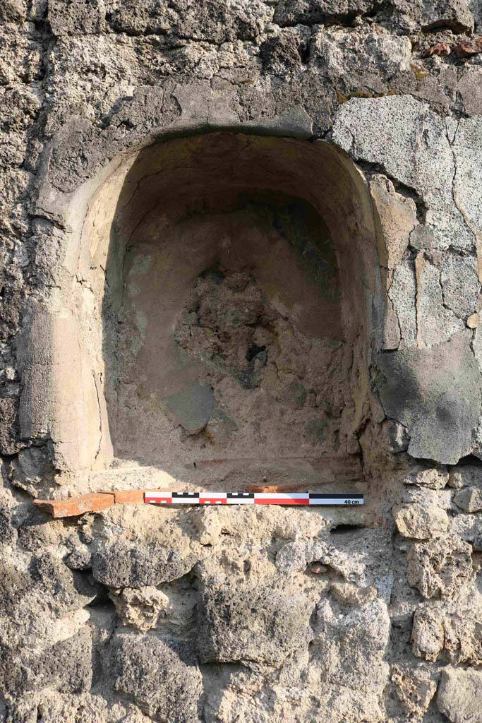 I.2.24 Pompeii. September 2018. Detail of niche on south wall. Photo courtesy of Aude Durand.