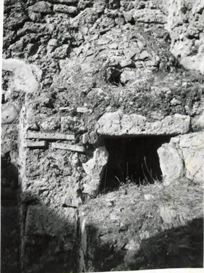 I.2.28 Pompeii. 1935 photo taken by Tatiana Warscher. Detail of oven in kitchen.
See Warscher T., 1935. Codex Topographicus Pompeianus: Regio I.2. (no.58a), Rome: DAIR, whose copyright it remains.
