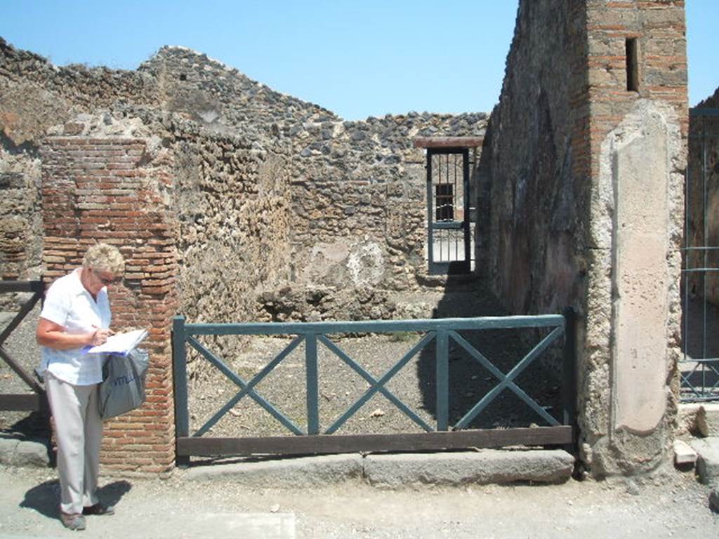 I.4.6 Pompeii. May 2005. Entrance on Via Stabiana.

CIL IV 1020 was written in black above red, on the pilaster between I.4.6 and I.4.5, on the right:
L(ucium) P(opidium) S(aecundum) o(ro) v(os) f(aciatis)

CIL IV 994 was written in red and black, on the pilaster between I.4.7 and I.4.6, on the left:
M(arcum) Holconium IIv(irum) i(ure) d(icundo)

CIL IV 995 was also found here:
L(ucium) Ceium Secundum IIvir(um)
Passaratus nec sine Maeniano
rog(at)
See Pagano, M. and Prisciandaro, R., 2006. Studio sulle provenienze degli oggetti rinvenuti negli scavi borbonici del regno di Napoli.  Naples : Nicola Longobardi.  (p. 168)

