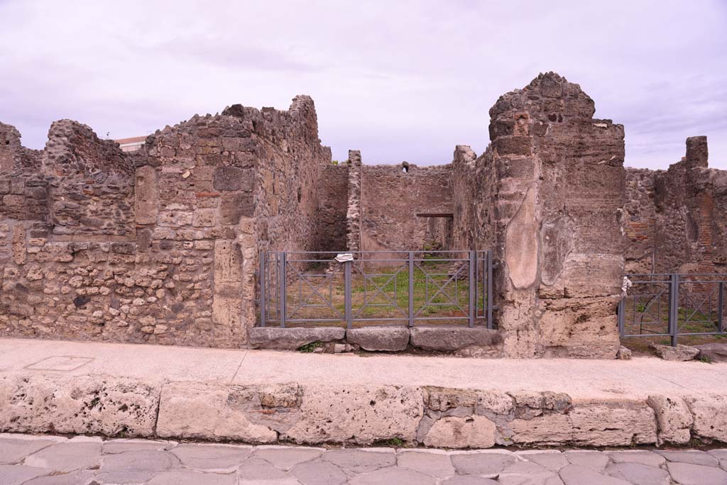I.4.11, Pompeii, in centre, with I.4.10, on right. October 2019. Looking east towards entrance doorways on Via Stabiana.     
Foto Tobias Busen, ERC Grant 681269 DCOR.
