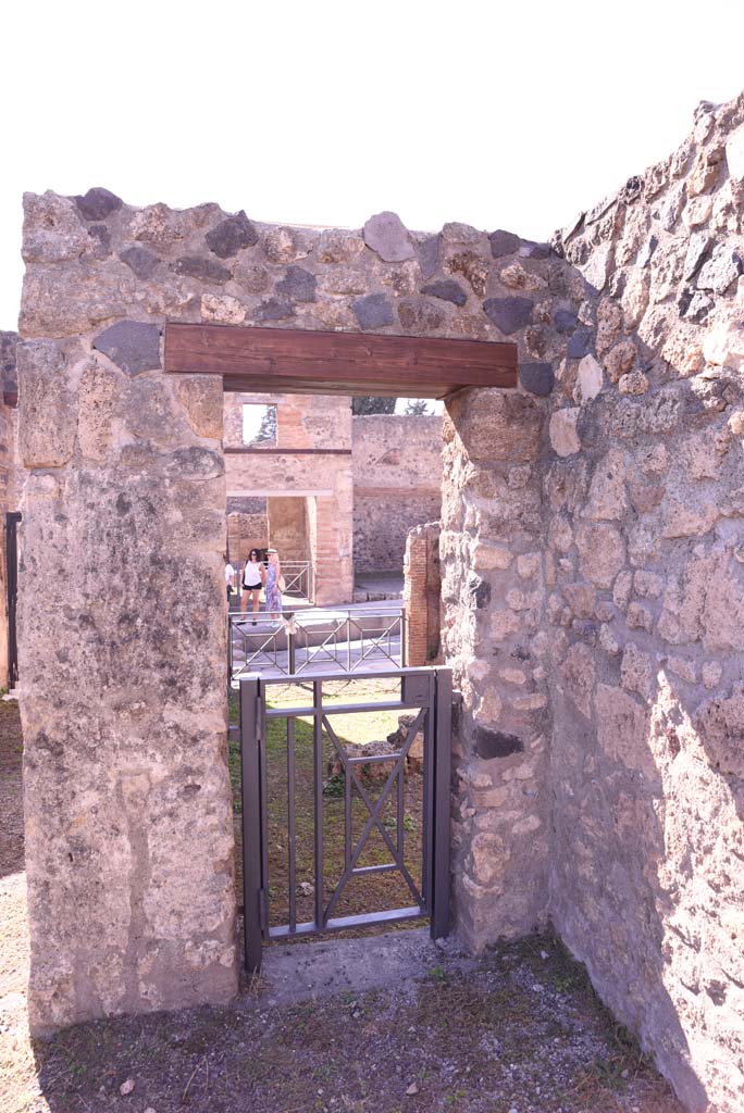 I.4.25/I.4.5 Pompeii. October 2019. 
Atrium 6, looking towards north-west corner with doorway linking to shop at I.4.6
Foto Tobias Busen, ERC Grant 681269 DCOR.
