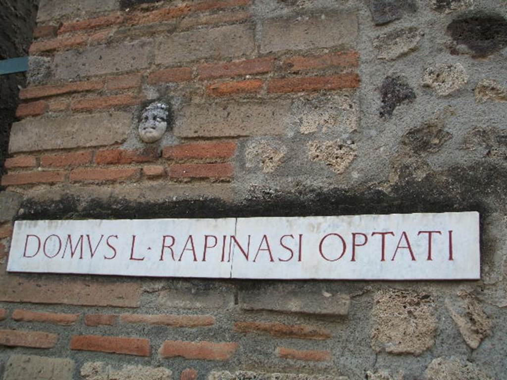 I.4.25 Pompeii. December 2004. West side of entrance doorway with face on wall.
According to Della Corte, the following “vulgar insult” was found written near to a “grotesque profile (of the face of Ampliatus)”.
This was proudly the work of Salvius: 
Ampliate,  Icarus te pedicat.  Salvius scripsit   [CIL IV 2375]
See Della Corte, M., 1965.  Case ed Abitanti di Pompei. Napoli: Fausto Fiorentino. (p.251)

According to Epigraphik-Datenbank Clauss/Slaby 
[CIL IV 2375] above, has also been read as:
Amplicate
Icarus
te pedicat
Salvius
scripsit     [CIL IV 2375]
(See www.manfredclauss.de)
