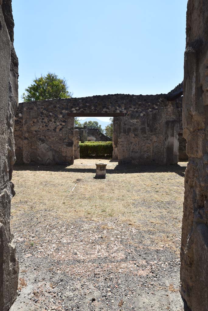 I.4.25 Pompeii. September 2020. Looking south across atrium 47, towards doorway to upper peristyle.
Foto Tobias Busen, ERC Grant 681269 DÉCOR
