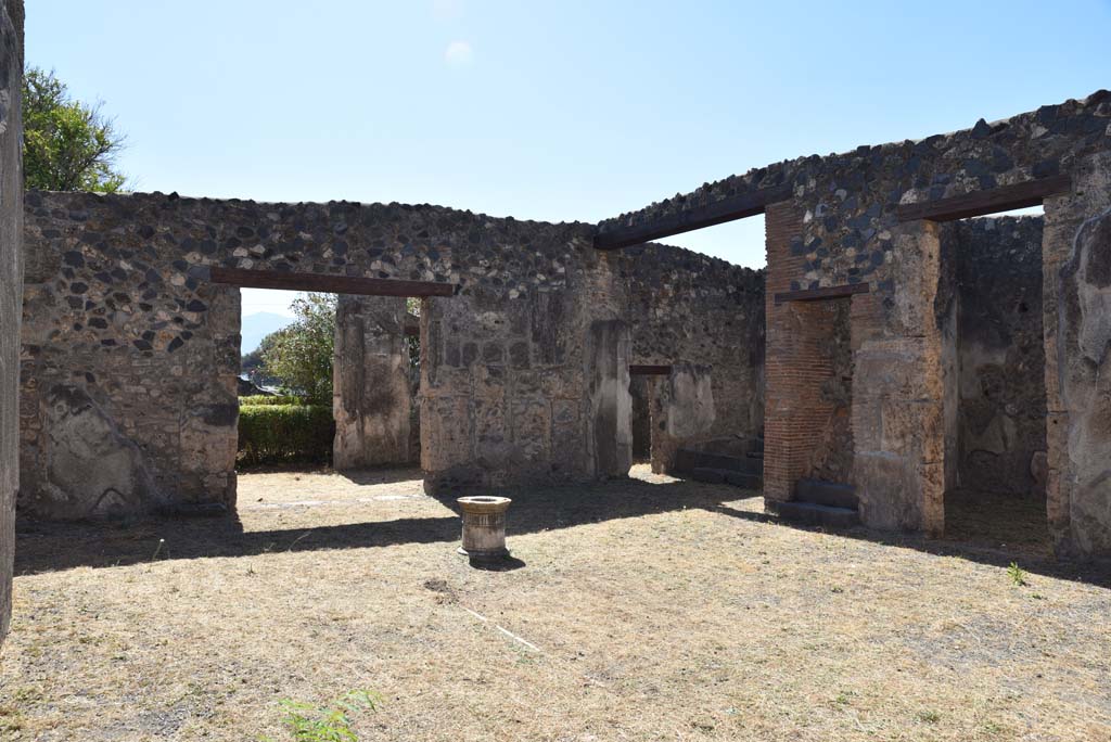 I.4.25 Pompeii. September 2020. Room 47, looking south-west across atrium, with doorway to room 51, west ala, centre right.
Foto Tobias Busen, ERC Grant 681269 DCOR

