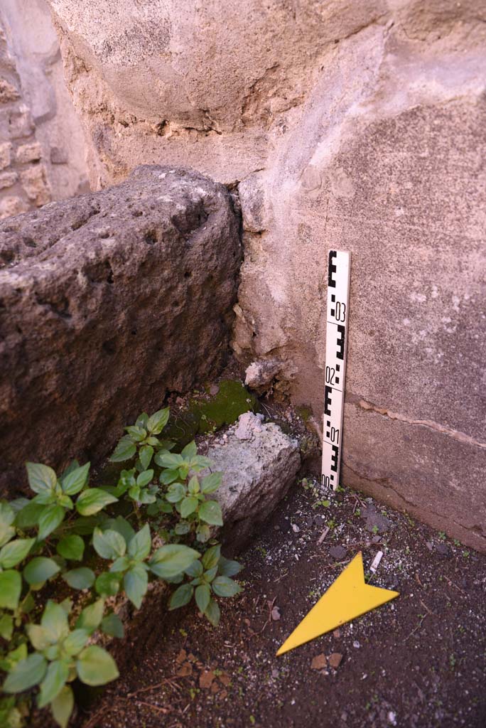 I.4.25 Pompeii. October 2019. 
Room 51, detail from south end of east towards front wall in south-east corner.  
Foto Tobias Busen, ERC Grant 681269 DCOR
