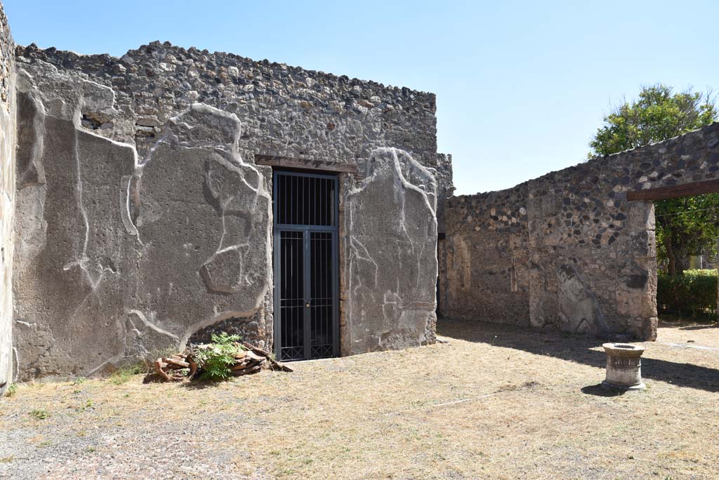 I.4.25 Pompeii. September 2020. Atrium 47, looking towards east side, with doorway to room 53, in centre, and east ala 54. 
Foto Tobias Busen, ERC Grant 681269 DÉCOR
