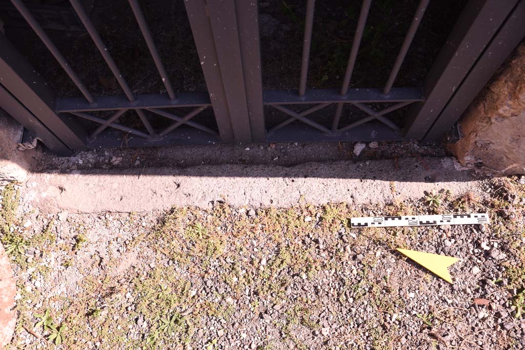 I.4.25 Pompeii. October 2019. Triclinium 53, detail of doorway threshold.  
Foto Tobias Busen, ERC Grant 681269 DÉCOR
