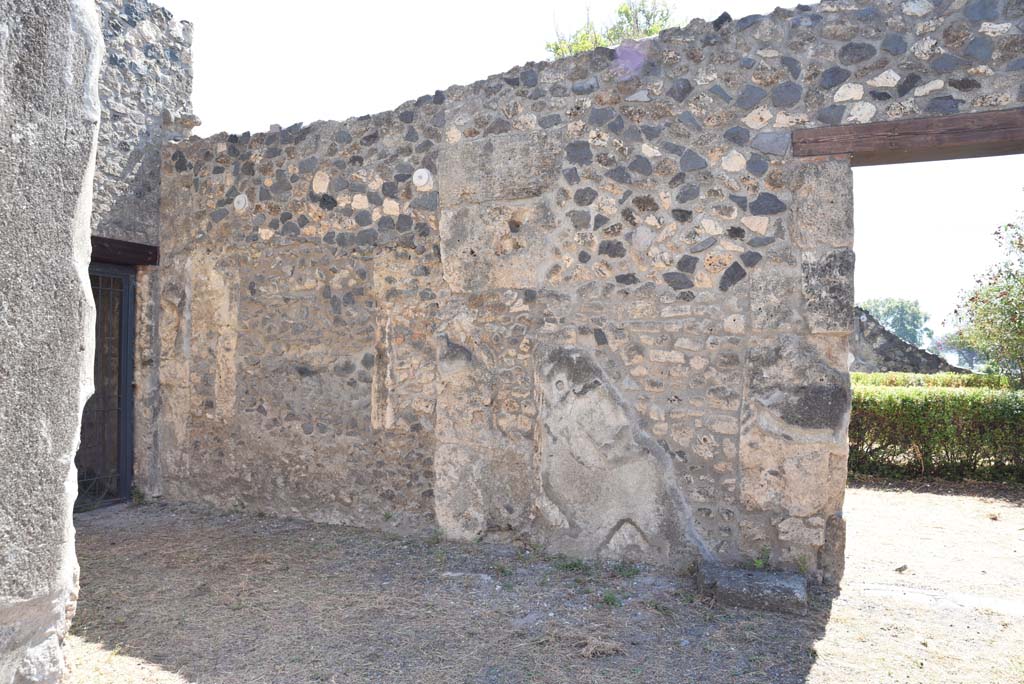 I.4.25 Pompeii. September 2020. East ala 54, south wall, and doorway to north portico of upper peristyle, on right. 
Foto Tobias Busen, ERC Grant 681269 DÉCOR
