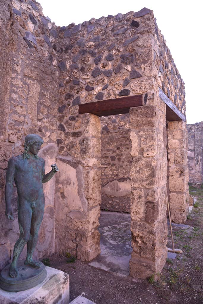 I.4.25 Pompeii. October 2019. Room 33, looking towards south wall, with doorway into room 34.
Foto Tobias Busen, ERC Grant 681269 DÉCOR.
