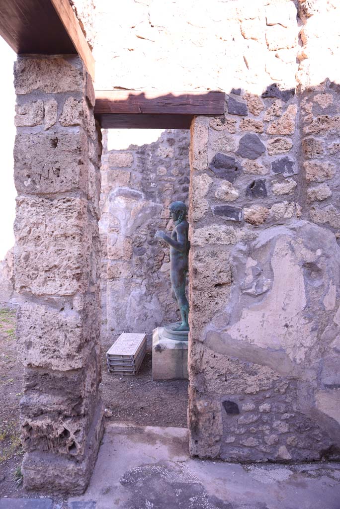 I.4.25 Pompeii. October 2019. Room 34, north wall at west end, with doorway to room 33.
Foto Tobias Busen, ERC Grant 681269 DÉCOR.
