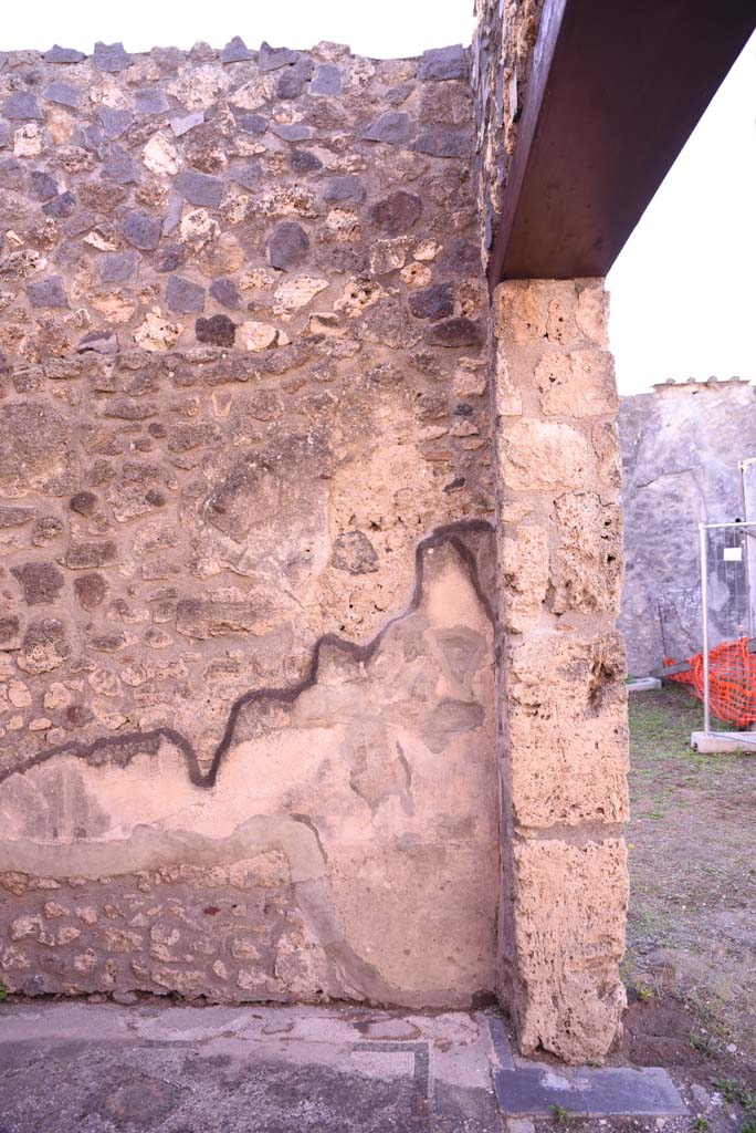 I.4.25 Pompeii. October 2019. Room 34, south wall at west end near entrance doorway.
Foto Tobias Busen, ERC Grant 681269 DÉCOR.
