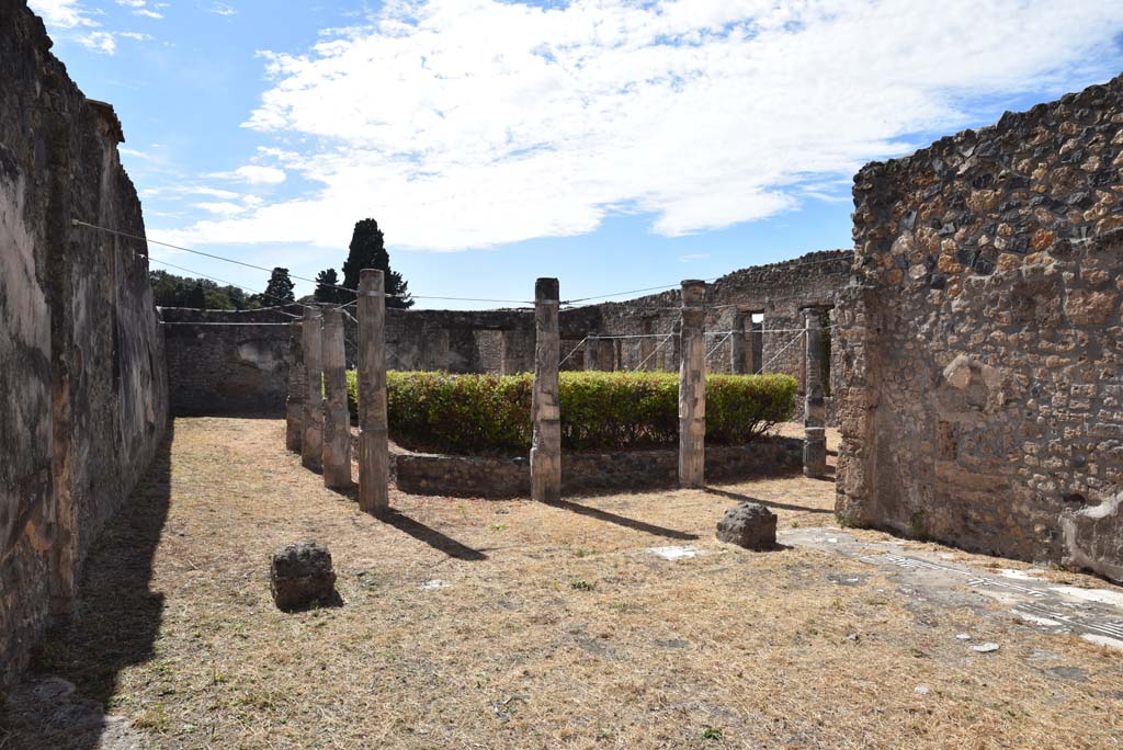 I.4.25 Pompeii. September 2020. 
Lower Peristyle 32, looking north-west towards doorway threshold and south-east portico, from room 35.
Foto Tobias Busen, ERC Grant 681269 DÉCOR.

