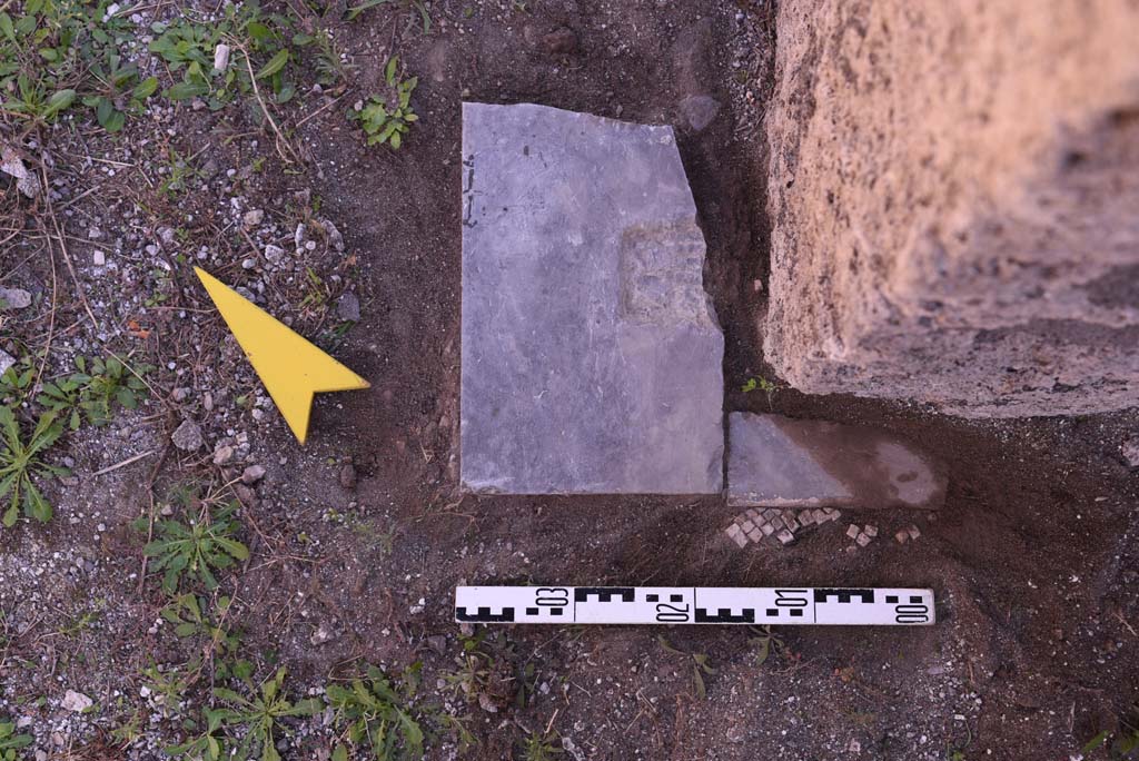 I.4.25 Pompeii. October 2019. Room 37, detail from doorway threshold on south side of doorway.
Foto Tobias Busen, ERC Grant 681269 DCOR.
