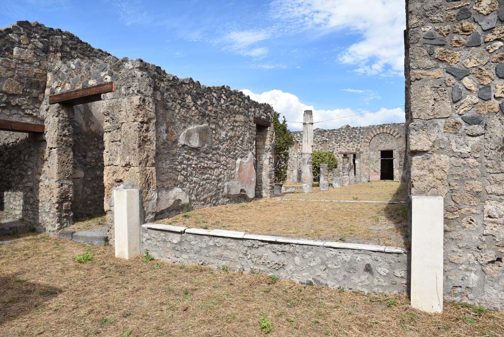 I.4.25/1.4.5 Pompeii. September 2020. 
Room 14, tablinum, looking north-east from atrium 6, towards north wall of tablinum, with Corridor 15 from Middle Peristyle, on its left.
Foto Tobias Busen, ERC Grant 681269 DCOR.


