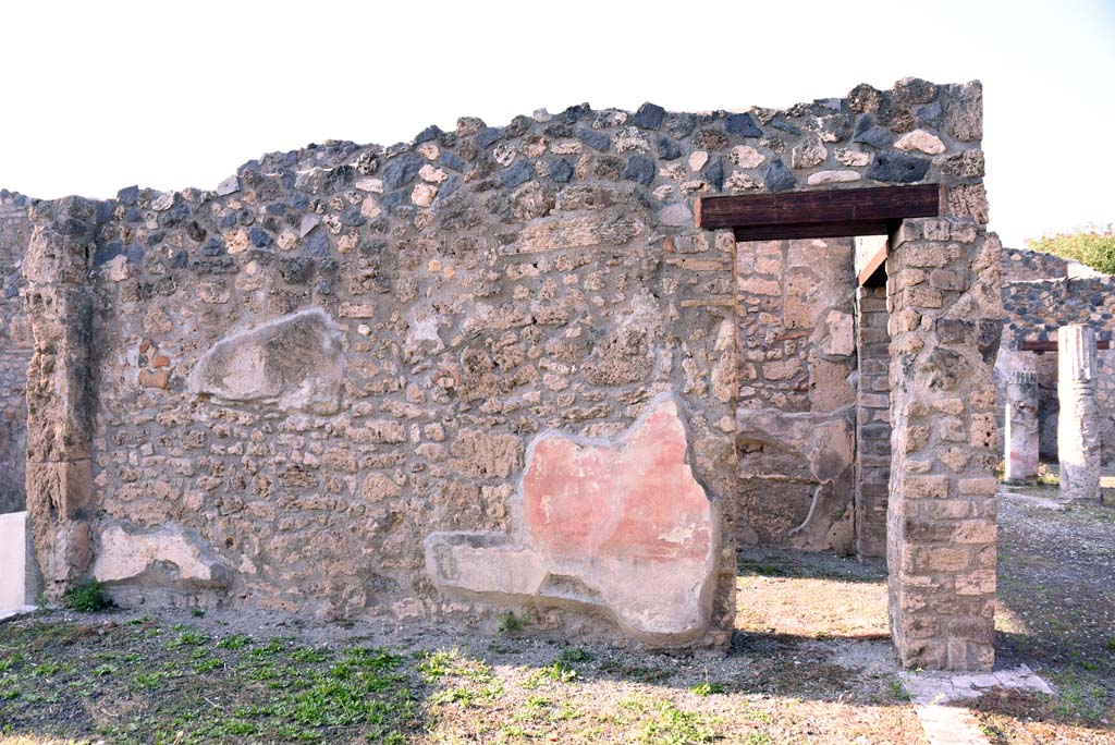 I.4.25/1.4.5 Pompeii. October 2019. 
Tablinum 14, looking towards north wall with doorway into Corridor 15, and with Middle Peristyle 17, on right.
Foto Tobias Busen, ERC Grant 681269 DCOR.
