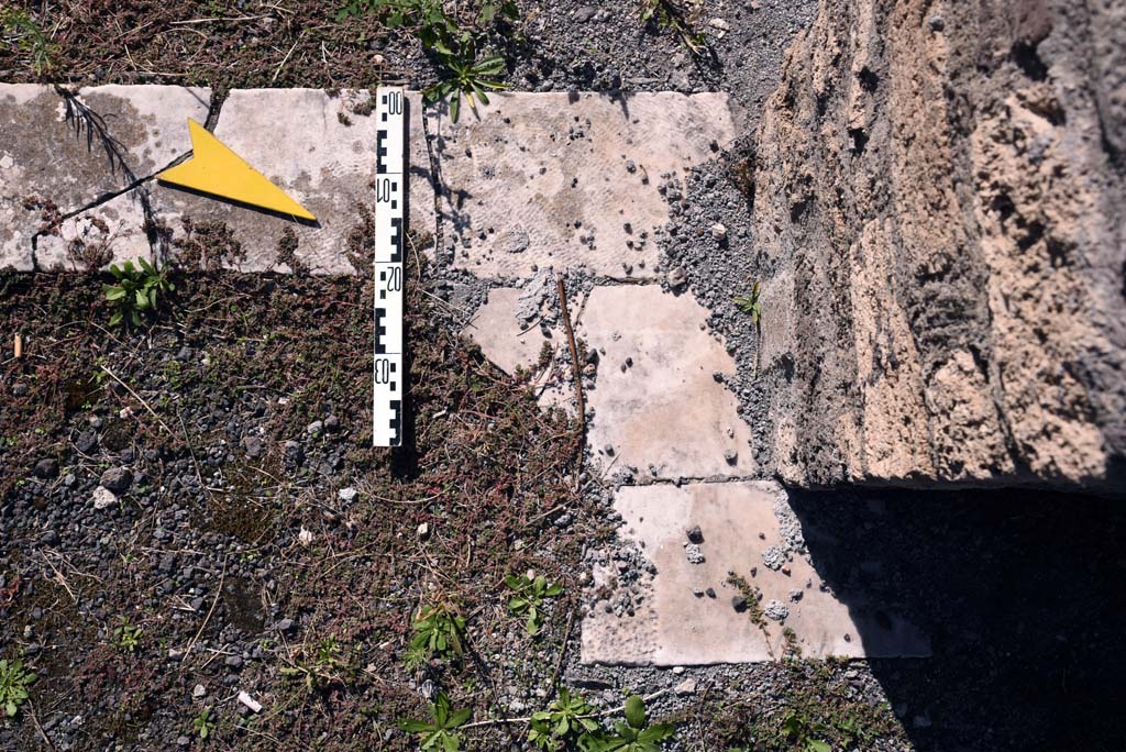 I.4.25/1.4.5 Pompeii. October 2019. Tablinum 14, threshold of doorway on north side of east end.
Foto Tobias Busen, ERC Grant 681269 DCOR.
