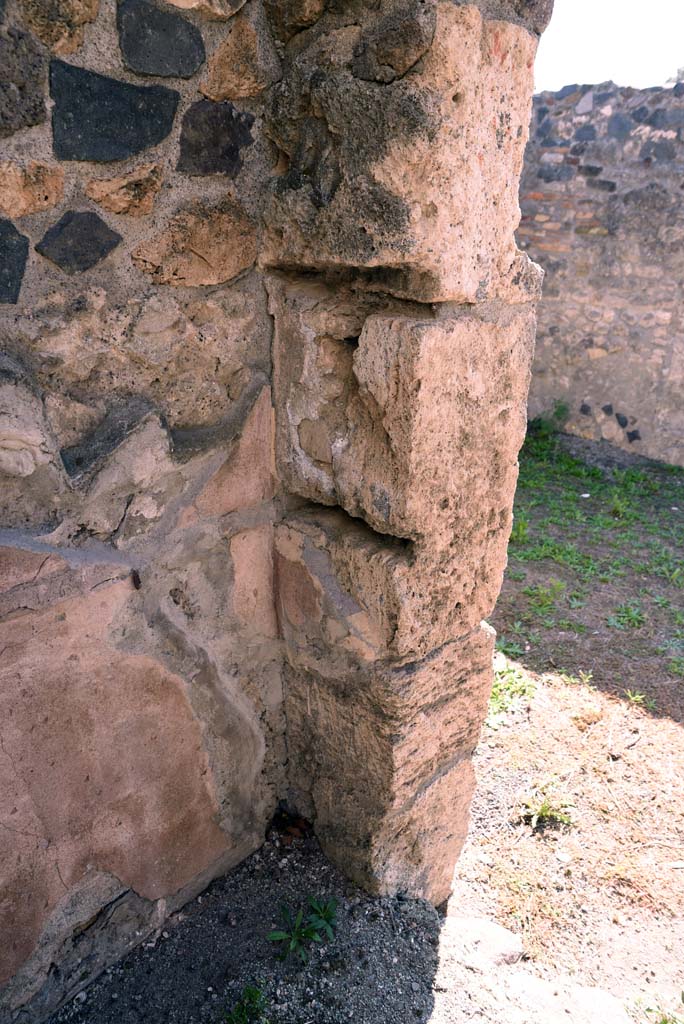 I.4.25/1.4.5 Pompeii. October 2019. Room 16, south-west corner and doorway to Atrium 6.
Foto Tobias Busen, ERC Grant 681269 DCOR.
