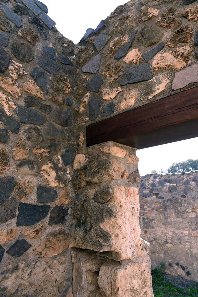 I.4.25/1.4.5 Pompeii. October 2019. Room 16, detail from south-west corner.
Foto Tobias Busen, ERC Grant 681269 DCOR.

