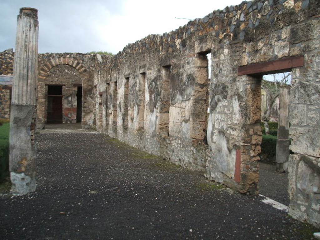 I.4.25 Pompeii. December 2004. Middle peristyle 17, looking east towards oecus at rear.
Lower peristyle is visible through the door on right and all of the six windows. 
