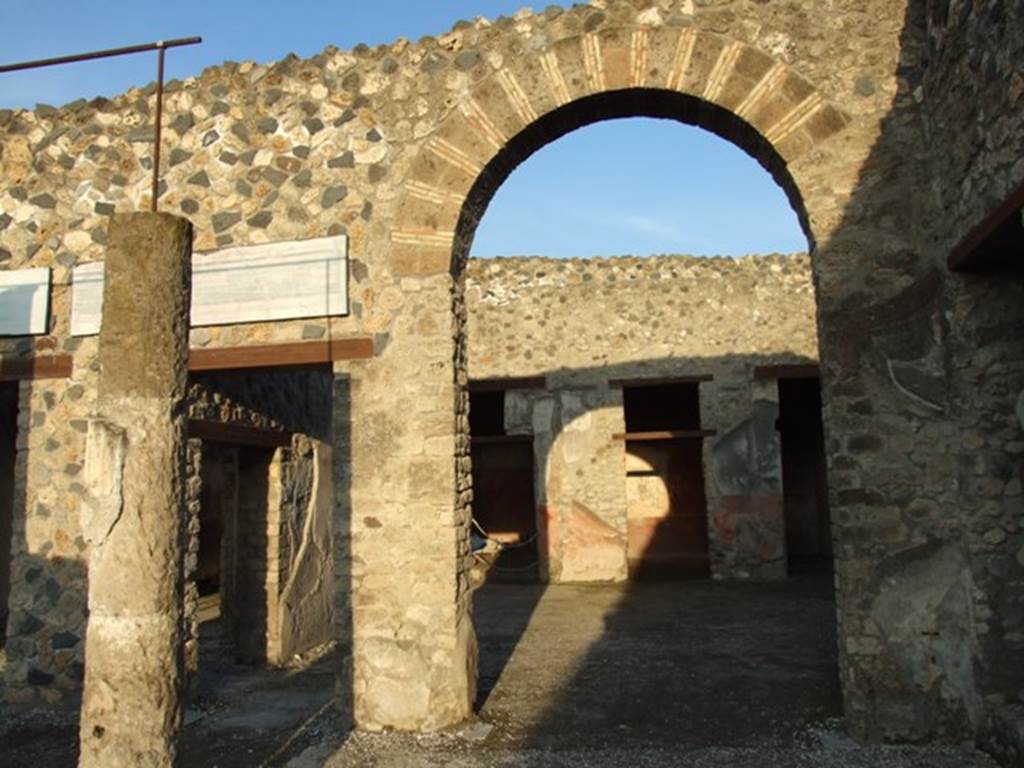 I.4.25 Pompeii. December 2007. Room 21, arched entrance to the oecus of the Judgement of Paris.