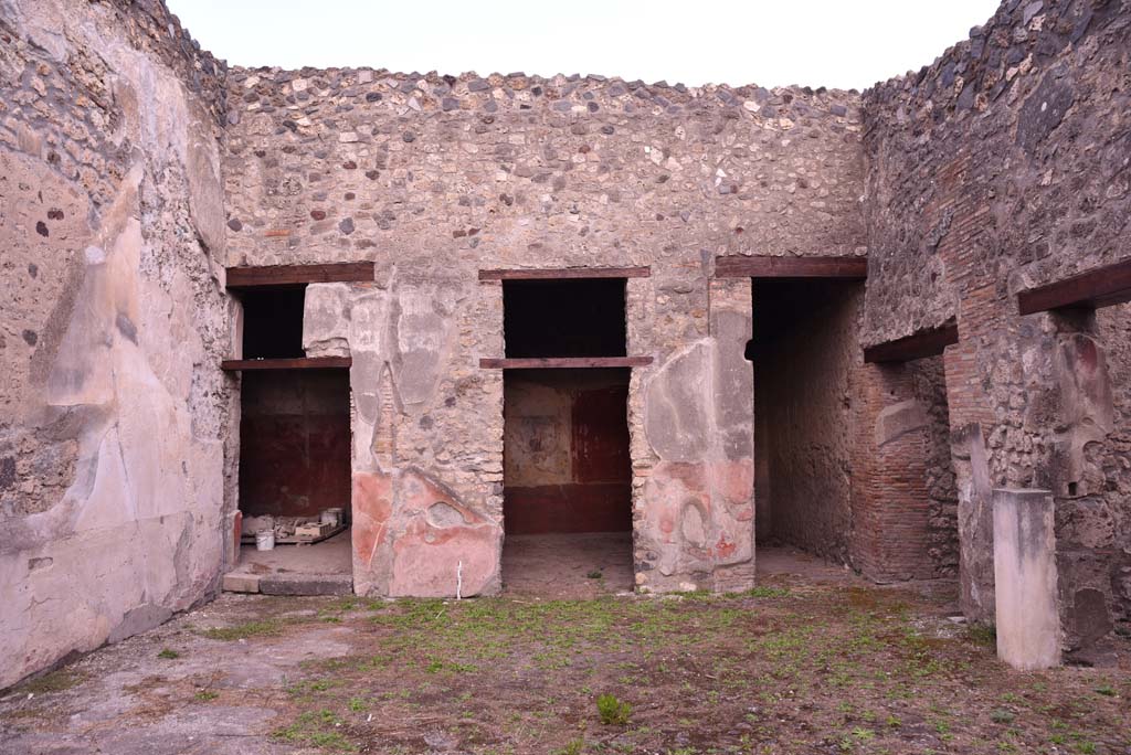 I.4.25 Pompeii. October 2019. Room 21, looking towards east wall with doorways to room 22, on left, 23 in centre, and 24, centre right.
On the right are the doorways to Corridor 25, leading to I.4.28, and to room 30.
Foto Tobias Busen, ERC Grant 681269 DÉCOR.
