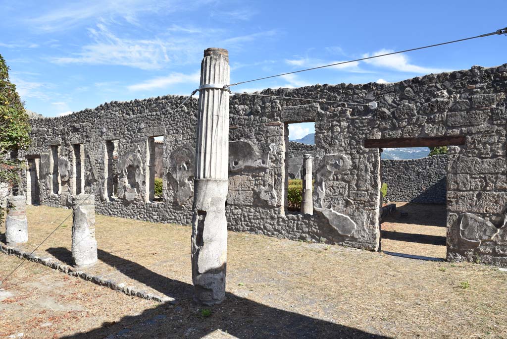 I.4.25 Pompeii. September 2020. Middle Peristyle 17, looking south-east towards windows into Lower Peristyle 32. 
Foto Tobias Busen, ERC Grant 681269 DÉCOR
