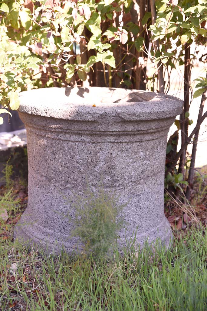 I.4.25 Pompeii. October 2019. Middle Peristyle 17, puteal near south side of pool on west portico. 
Foto Tobias Busen, ERC Grant 681269 DÉCOR
