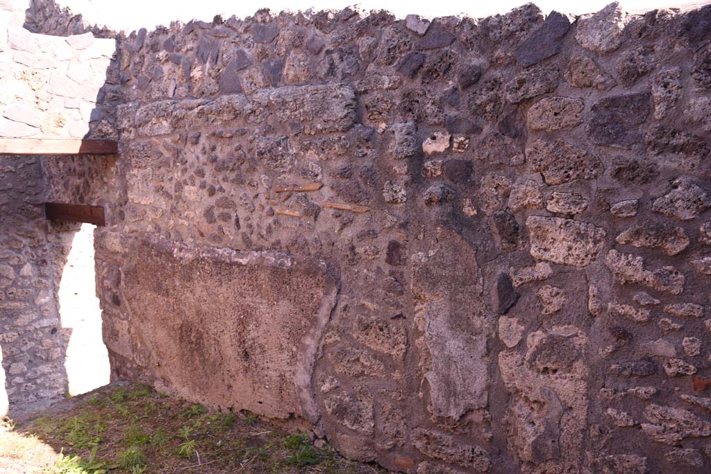 I.4.25/I.4.5 Pompeii. October 2019. 
Looking along south wall from room 39 into room 38, with doorway down steps into Corridor 13A or unnumbered corridor, on left.
Foto Tobias Busen, ERC Grant 681269 DCOR.

