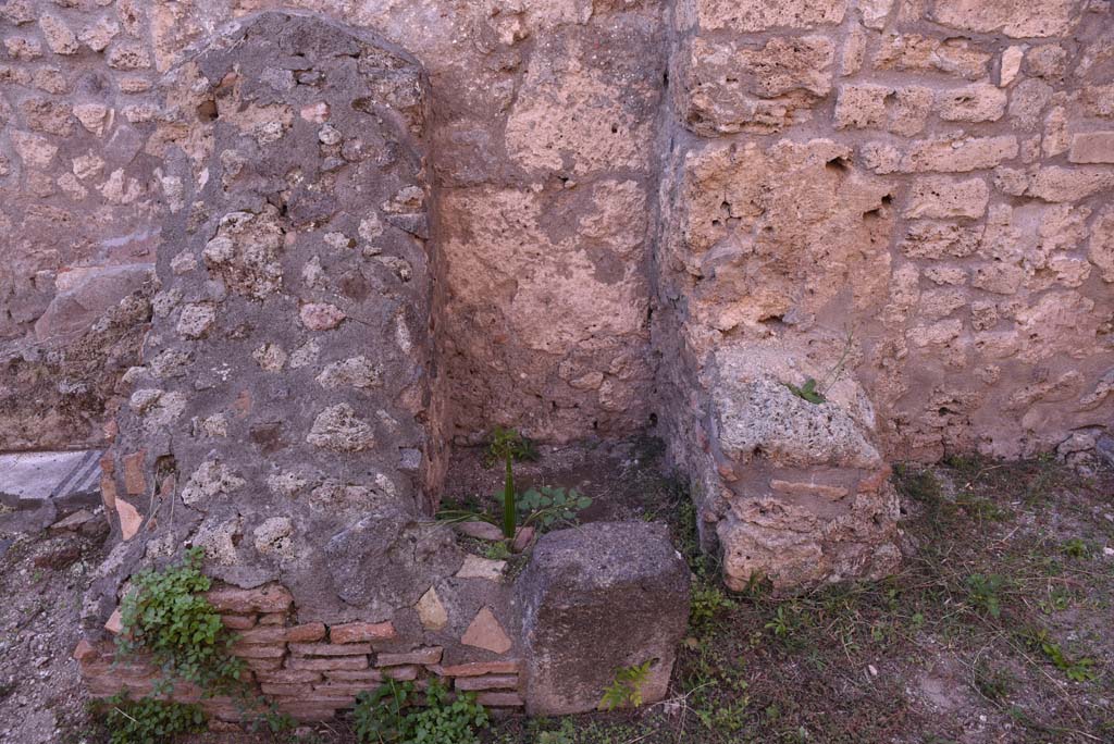 I.4.25/I.4.5 Pompeii. October 2019. Kitchen 42, detail from west wall, small area in south-west corner.
Foto Tobias Busen, ERC Grant 681269 DCOR.
